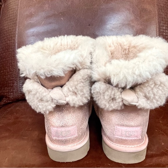 UGG Australia Shimmering Metallic Pink Booties With Fuzzy Bow Size 6 - Picture 8 of 9